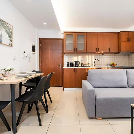 Sunny - 3 Min Walk To & Town - Iv Apartment