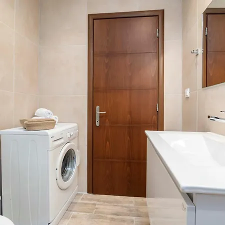 Town, 3 Min To - Kyma 4 *