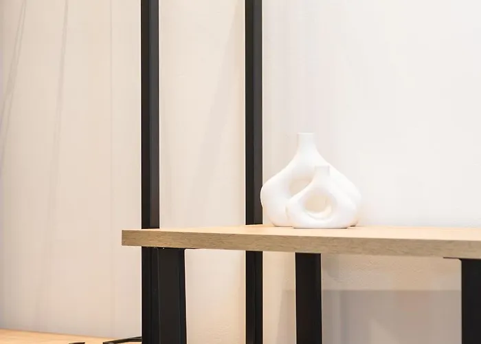 Sunny - 3 Min Walk To & Town - Iv *