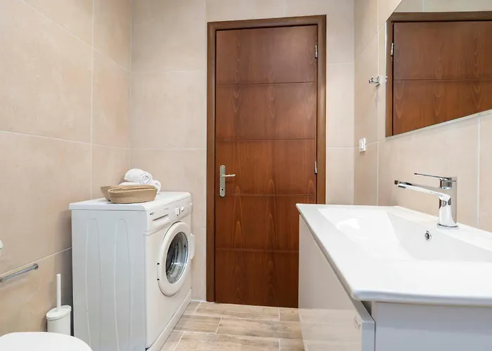 Sunny - 3 Min Walk To & Town - Iv *