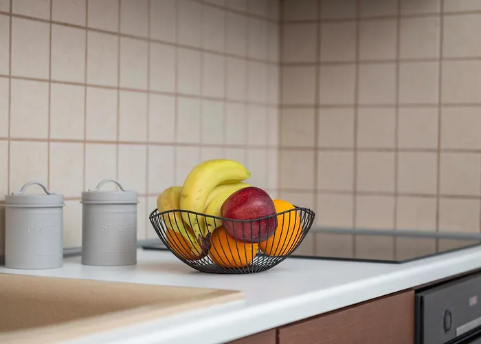 Sunny - 3 Min Walk To & Town - Iv *